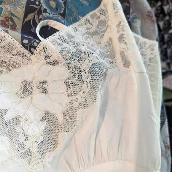 vintage women's 60s white nylon gown slip with lace details - Picture 6 of 11